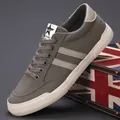 Grüne Canvas-Sneaker für Herren mit atmungsaktivem Design und weißen Gummisohlen - 38 / Grau (24147)
