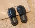 Vue détaillée de mocassins noirs classiques pour enfants de style anglais sur un tapis - Taille 23 (Intérieur 14.5cm) / Noir