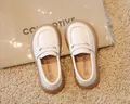 Vue de dessus de mocassins en cuir crème pour enfants avec semelles en caoutchouc - Pointure 23 (Longueur Intérieure 14,5 cm) / 1 Paire / Beige