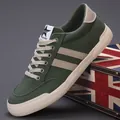Grüne Herren-Canvas-Sneaker mit beigen Dreifachstreifen und strapazierfähiger Gummisohle - 38 / Dunkelgrasgrün (24147)