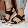 Detail van zwarte sleehaksandalen met elastische banden en een platformzool van touw. - 36 / Zwart