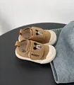 Vista dettagliata delle scarpe primi passi in tela marrone per bambini con motivi - Cachi
