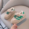 Chaussures de marche pour bébé avec imprimé ours, détails verts et semelle souple confortable. - Vert