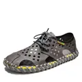 Graue Herren-Ledersandalen mit Aussparungen, gelben Akzenten und Schnürung - Grau