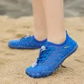 Blaue atmungsaktive Badeschuhe für Kinder mit rutschfester weicher Sohle für Strand und Pool - Saphirblau