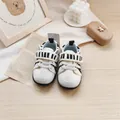 Detailansicht von Baby-Lauflernschuhen mit weichen Sohlen und gestreiftem Klettverschluss - Größe 12.5 (Länge ca. 12.5cm) / Zebra