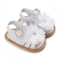Vista detallada de sandalias blancas para niñas con flores decorativas de tela y pedrería - Blanco