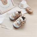 Detailansicht von Baby-Lauflernschuhen mit Leopardenmuster, Katzenohren und weicher Sohle - Größe 12.5 (Länge ca. 12.5cm) / Giraffe