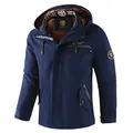 Marineblaue Herren-Freizeitjacke mit Kapuze, Markenlogo und orangefarbenem Futter - Dunkelblau
