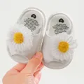 Détail de sandales blanches pour bébé avec marguerites et semelles intérieures souples - Blanc