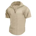 Vista detallada de polo para hombre caqui con media cremallera y textura de gofre - Caqui
