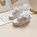 Detailansicht der MLW cremefarbenen Funktionsschuhe für Kinder auf Holzoberfläche - Größe 16.0 (Innenlänge ca. 16cm) / Beige