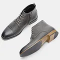 Dettaglio stivaletti grigi da uomo con zip laterale e suola antiscivolo - 47 (UK 12 US 13) / Stringate con Cerniera Laterale / Grigio Scuro (KD894)
