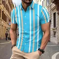 Λεπτομερής άποψη ανδρικού γαλάζιου ριγέ casual πουκαμίσου με κοντό μανίκι στο δρόμο - Γαλάζιο