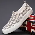 Lässige Herren Slip-on Canvas Schuhe mit stilvollem Teddybär-Allover-Print in Grau und Weiß - 38 / Reisweiß (23803)
