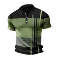 Dettaglio di una polo da uomo a righe verdi e nere con una trama a nido d'ape. - Verde