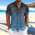 Détail d'une chemise à manches courtes pour homme avec imprimé palmier dégradé sur plage. - Bleu ciel