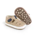 Detailansicht von Baby-Lauflern-Sandalen mit rutschfester Gummisohle und Klettverschluss. - Khaki