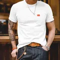 Detalle de una camiseta blanca entallada para hombre con bolsillo en el pecho y cuello redondo. - S / Tops / Blanco