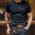 Vista detallada de camiseta de hombre azul marino con cuello redondo, bolsillo y corte slim - S / Tops / Azul marino