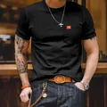 Vista detallada de camiseta negra ajustada para hombre con bolsillo y etiqueta - S / Tops / Negro