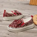 Vista dettagliata di scarpe slip-on con zeppa, strass scintillanti e fiocco rosso. - 38 / Rosso