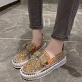 Primo piano dettagliato del fiocco di strass scintillanti e della finitura glitterata - Arancione