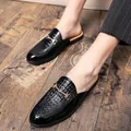 Mules élégantes en cuir noir pour hommes avec texture crocodile et boucle dorée décorative. - 38 / Style Motif Crocodile (081) / Noir