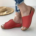 Élégantes mules à talons compensés rouges pour femmes avec des surpiqûres blanches - Rouge