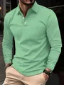 Primo piano di una polo da uomo a maniche lunghe verde menta con colletto a bottoni. - Verde chiaro