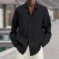 Vista dettagliata di una camicia casual da uomo a maniche lunghe a coste nere con bottoni - Taglia S / Top / Nero