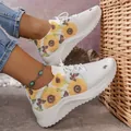 Weiße Damen-Sneaker mit dicker Sohle und Sonnenblumen-Print für den sommerlichen Freizeitlook. - Rot