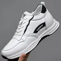 Κομψά λευκά ανδρικά sneakers με χοντρές σόλες και μαύρο πλαϊνό λογότυπο αντίθεσης - 37 / Επιφάνεια Δέρματος με Αύξηση 8cm / Λευκό