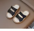 Ciabatte estive per bambini in nero e beige con suola morbida e punta aperta - Nero