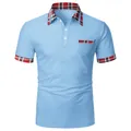 Detailansicht eines hellblauen Herren-Poloshirts mit kariertem Kragen und Taschendesign - Himmelblau