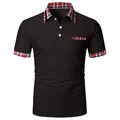 Detail des schwarzen Herren-Poloshirts mit rot kariertem Kragen und Tasche - S / Oberteile / Schwarz