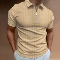 Vista dettagliata della polo casual da uomo con strisce verticali e collo con zip - Kaki