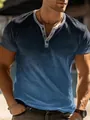 Vista detallada de una camiseta Henley informal para hombre con degradado azul y cuello con botones - S / Tops / Azul cielo