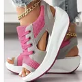 Elegantes sandalias de plataforma de malla rosa con detalles grises y suela blanca. - Rosa