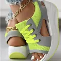 Sandalias de cuña flyknit de verano verde neón y gris con puntera abierta y cordones - Amarillo Neón
