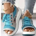 Sandalias de cuña de malla azul con suela de plataforma blanca y diseño con cordones - Azul