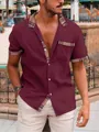 Detalle de camisa informal granate para hombre con adornos de cuadros en cuello y bolsillo - S / Tops / Burdeos