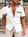 Detalle de camisa blanca de hombre con retazos de cuadros marrones en cuello y bolsillo - S / Tops / Blanco