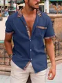 Detalle de camisa azul de manga corta para hombre con bolsillo de retazos de cuadros - Azul marino