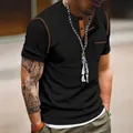 Detail eines schwarzen Herren-Henley-T-Shirts mit Kontrastnähten und einer Tasche - S / Oberteile / Schwarz