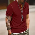 Nahaufnahme des weinroten Henley-T-Shirts mit Knopfkragen und Tasche - S / Oberteile / Weinrot