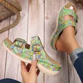 Detailansicht bunter gewebter Plateausandalen mit Schnallendetail für Damen in Freizeitoptik - 35 / Grün