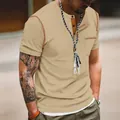 Gros plan détaillé du T-shirt Henley kaki pour hommes avec col boutonné et poche poitrine - Khaki