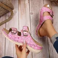 Detailansicht von rosa gewebten Sandalen mit verstellbaren bronzenen Metallschnallen - 35 / Rosa