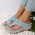 Eleganti sandali infradito con zeppa azzurri con motivo etnico per donna moderna - Blu